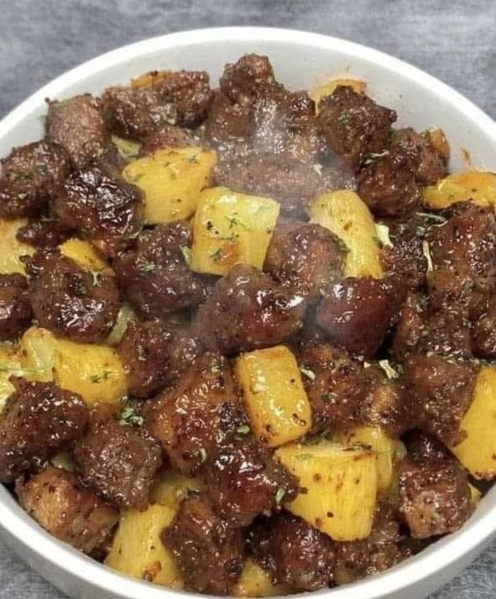Garlic Butter Steak and Potatoes Skillet – The Ultimate One-Pan Comfort Meal 😋🔥 483731954_2075662562953593_1531236481724381115_n